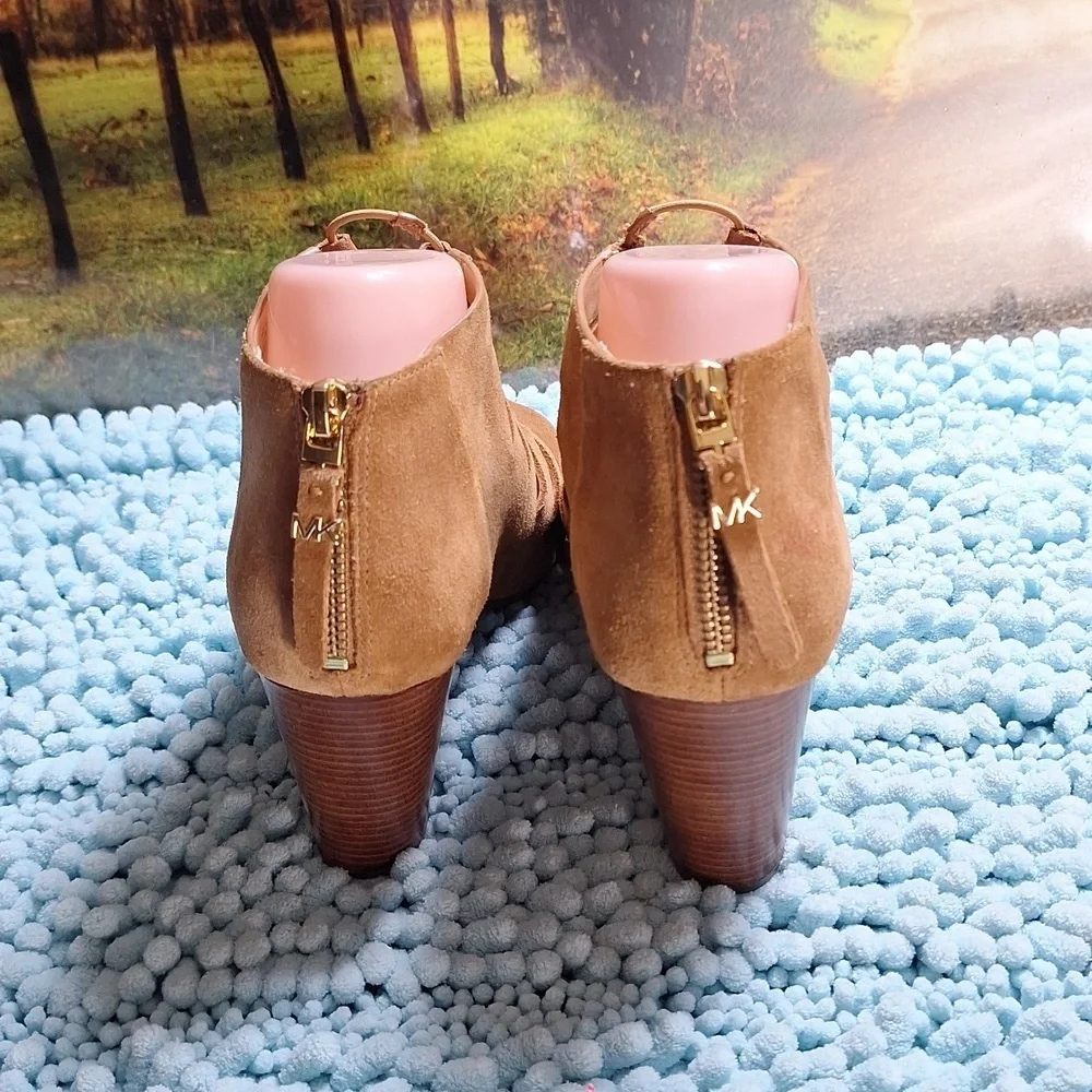 Michael Kors size 8 suade brown heels